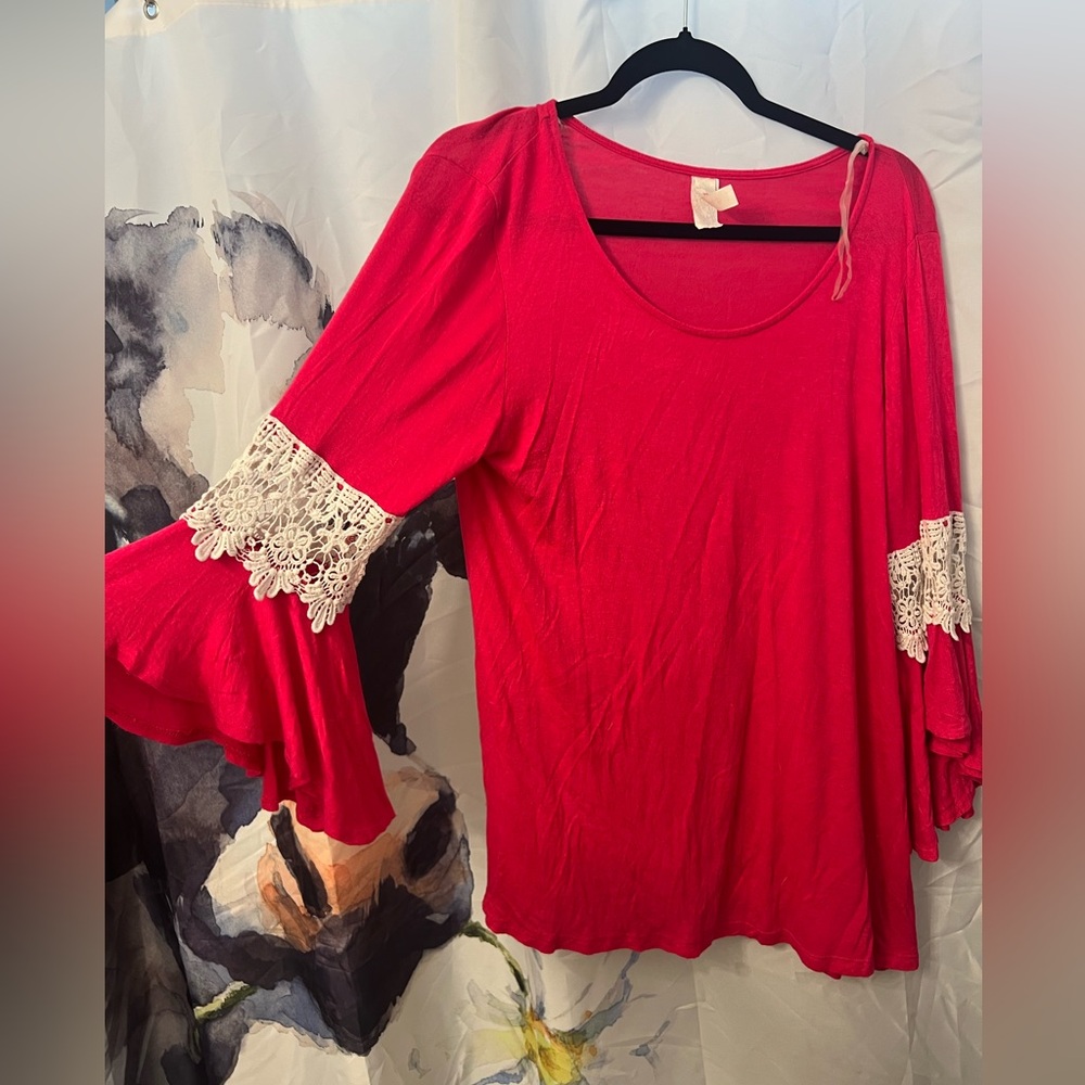 Boutique hot pink women’s flutter sleeve top. Fits L-XL